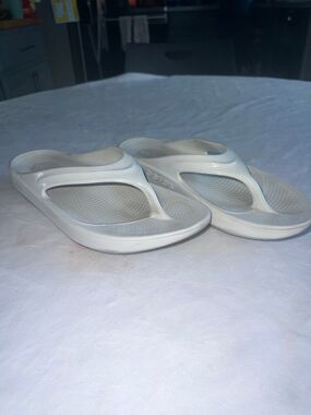 White, oofos flip flops sz W 11/ EU 42